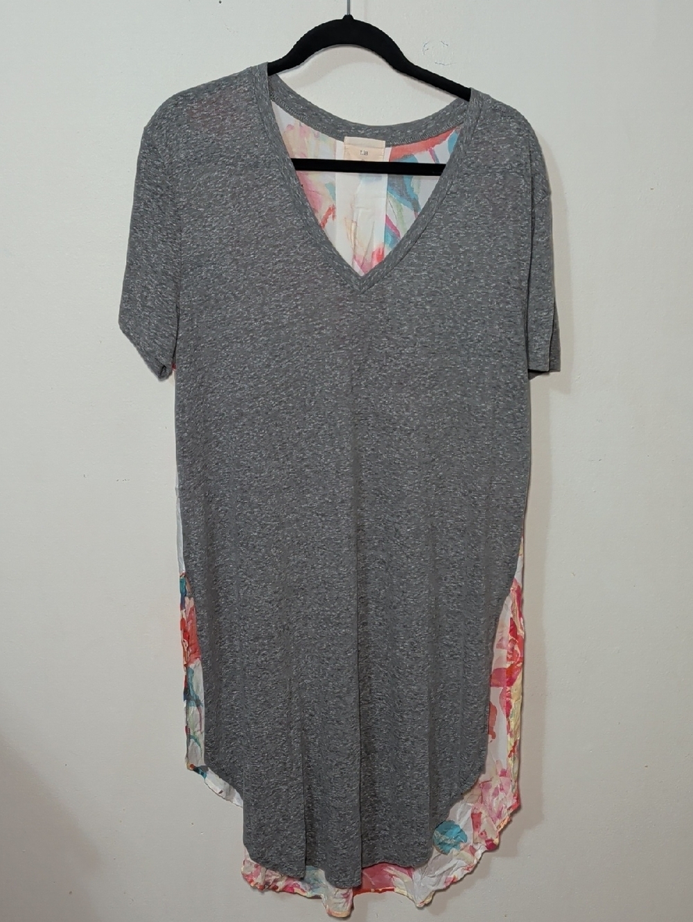 T. La Anthropologie Gray V-Neck Tunic Top with Floral Back Boho Women's Size L